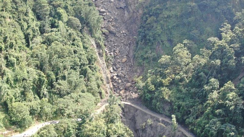 翁章梁勘查番路鄉大華公路受損情形