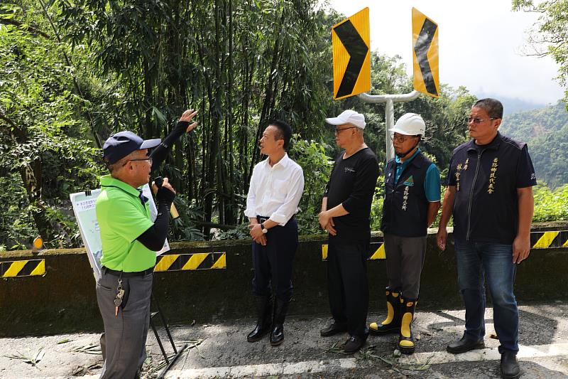 翁章梁勘查番路鄉大華公路受損情形