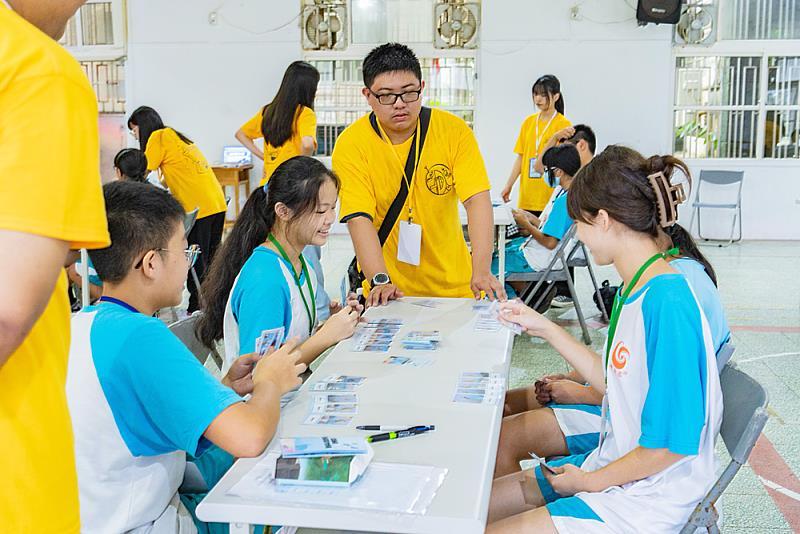 萬里國中同學們透過文化大學北海岸USR計畫研發的軟絲復育桌遊，啟發永續發展意識。