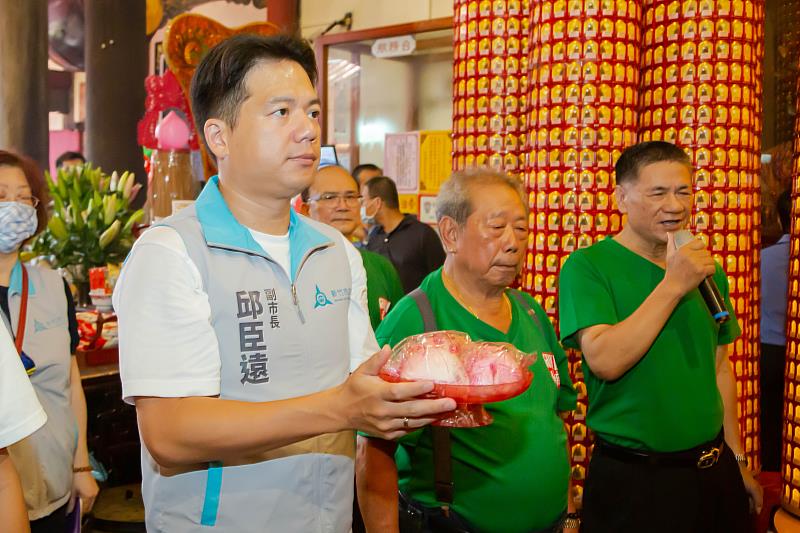 圖2.代理市長邱臣遠前往關帝廟參香祈福，循古禮為關聖帝君賀壽。