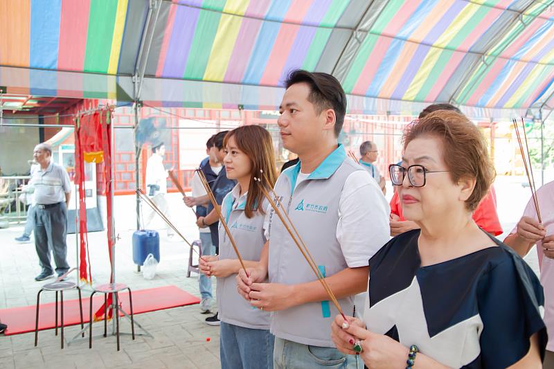 圖4.邱代理市長前往普天宮參拜為市民祈福。.jpg