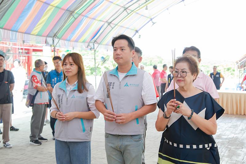 圖3.邱代理市長前往普天宮參拜為市民祈福。