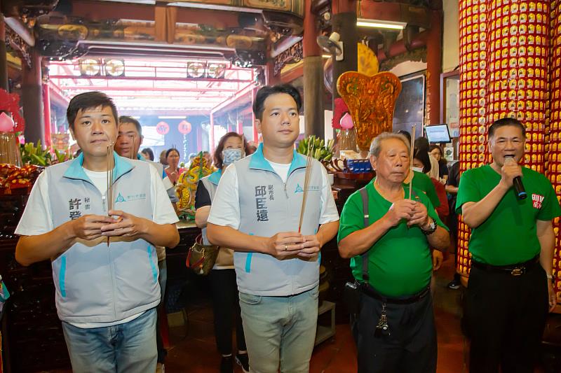 圖1.代理市長邱臣遠前往關帝廟參香祈福，循古禮為關聖帝君賀壽。