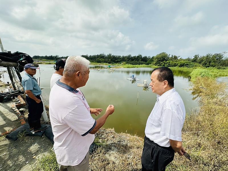 安南區四草里漁民向張致盛署長說明颱風豪雨造成魚塭漫淹，養殖水產物流失