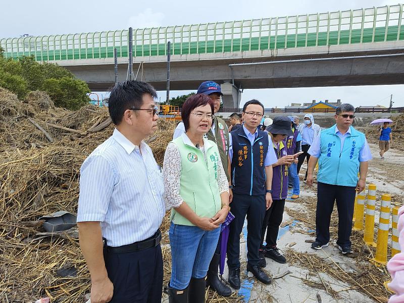 陳建佑副署長訪視關懷芳苑鄉平掛式牡蠣養殖區及出海道路災損情形