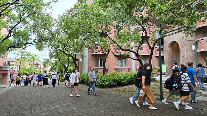 義守大學113學年度祭出新生大學四年的住宿保證，渡假風宿舍環境，讓家長與學生搶先參觀(照片來源：義守大學提供)。