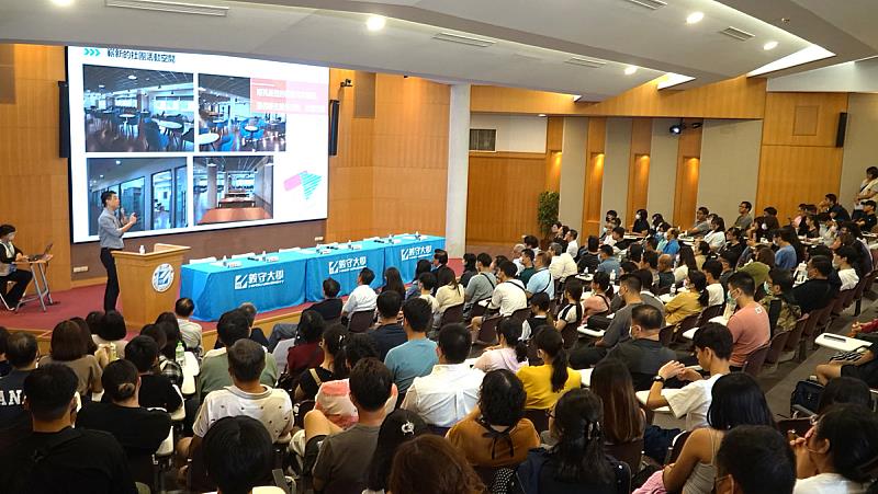 大學分科測驗放榜，義守大學在校本部以及台中與台北，舉辦「義守新征程新鮮人說明會」，開放全國高中職生及家長到校參觀，認識未來大學的樣貌(照片來源：義守大學)。