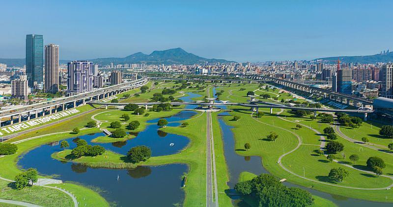 遠離台北市的喧囂，「東村淳峰」緊鄰424公頃大都會公園，7.7公里的休閒綠色廊帶，相當於16座大安森林公園的城市綠州。