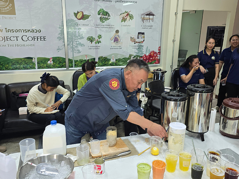 楊海銓（左3）顧問在現場示範不同的奶茶製作方式