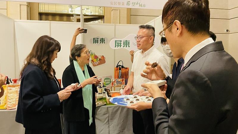 2024台灣美食展展前記者會_貴賓一同來屏東攤品嚐屏東可可餅乾_0