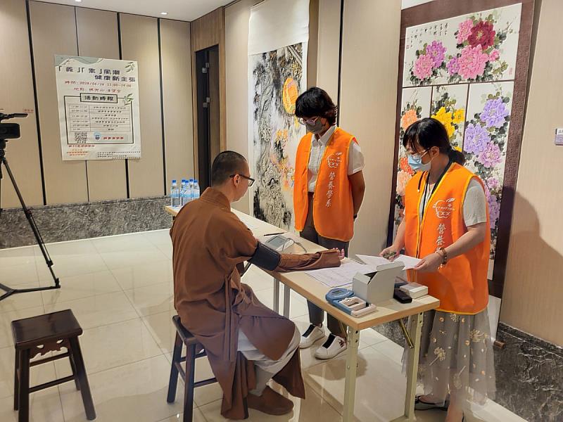 營養系傳遞素食營養衛教知識，並提供健康測量、健康素食專題演講，發揮在校所學的成果實踐及推廣給法師們(照片來源：義守大學提供)。