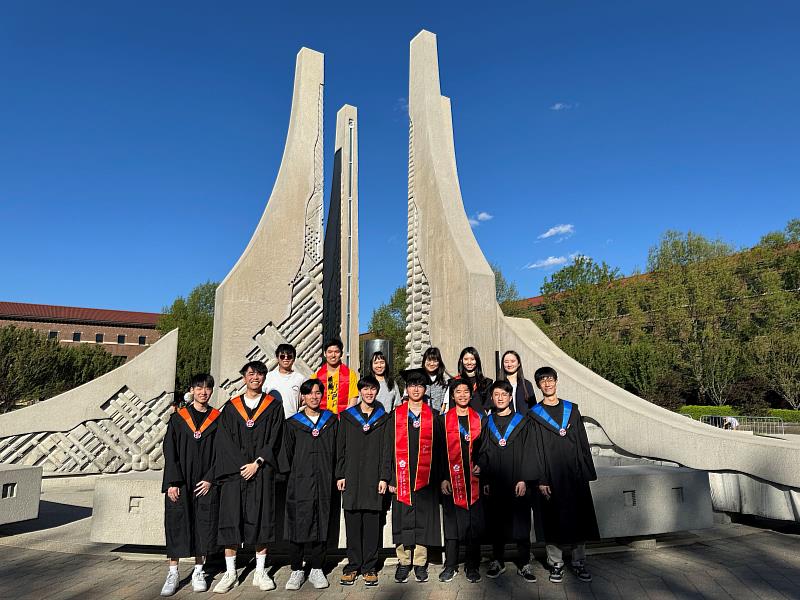 首屆學生穿成大學士袍於普渡 Engineering_Fountain 合影