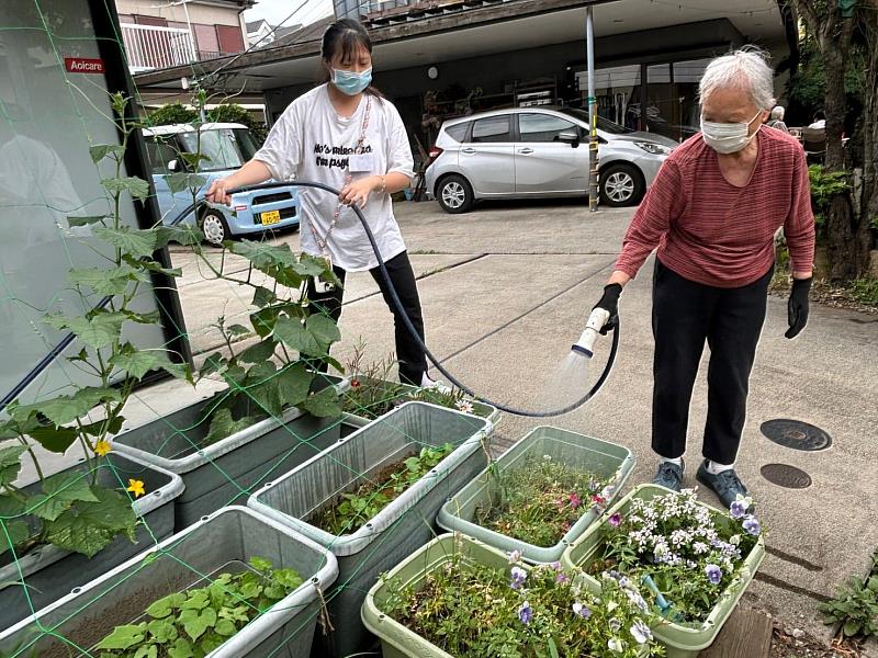 中臺科大林詠禎同學與葵照護長者進行園藝活動