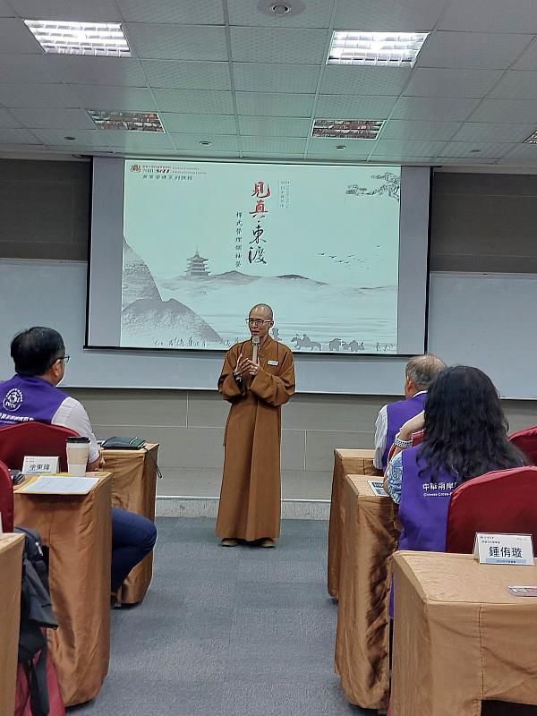 南華大學終身學習學院舉辦「見真．東渡-禪式管理領袖生命提升營」，將進軍日本佛光山實境感悟禪式心管理。終身學習學院釋知賢院長宣傳課程。