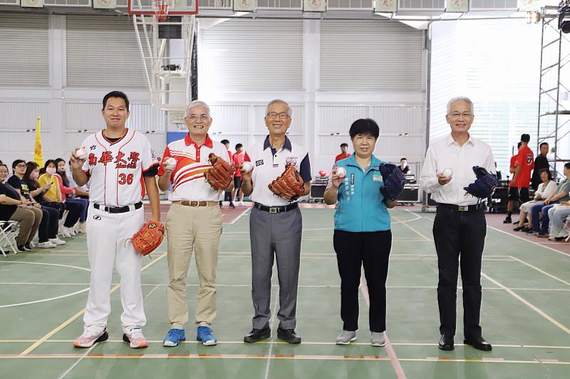 南華大學舉辦「三好南華盃高中社團棒球邀請賽」，由嘉義縣教育處處長李美華(右2)、嘉義市教育處處長郭添財(右1)、三好體育協會會長劉招明(中)、樂逸集團執行長蔡肇洋(左1)及南華大學校長高俊雄(左2)進行開球儀式。