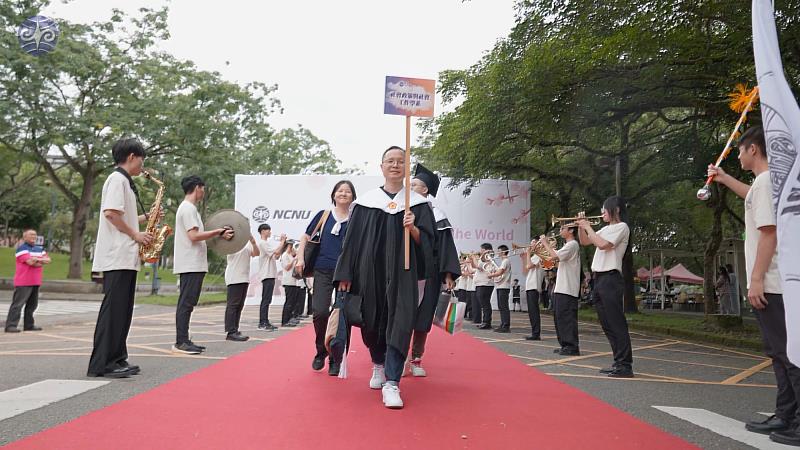 國立暨南國際大學的排名不斷地往前挺進，在社會與經濟影響力、學生參與支持與創新力以及科技研究的學術力等方面，都取得了有目共睹的國際聲望，而耀眼的成績更體現出以「國際思維在地實踐」為理念的暨大，在全校師生的群策群力下，已逐步躍上國際名校的行列。