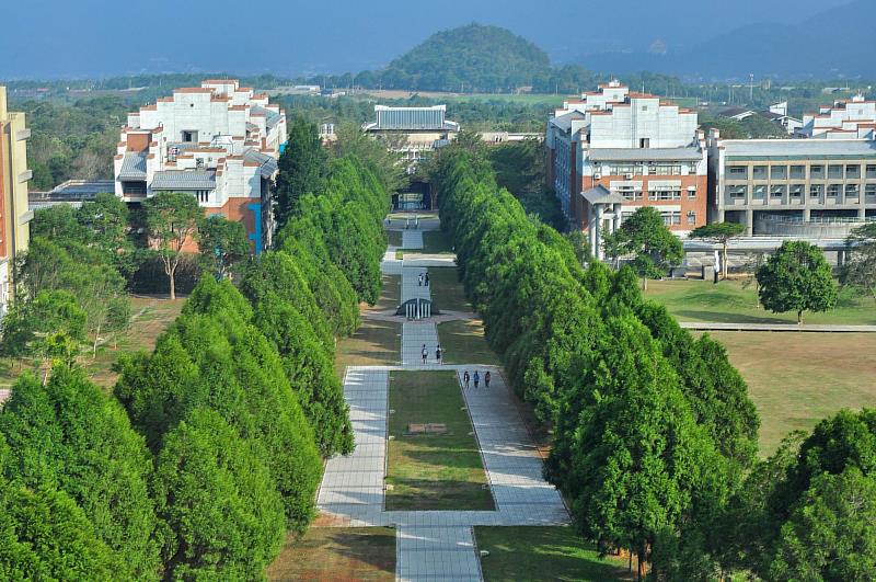 暨大在各項世界大學的排行不斷往前挺進，將繼續秉持「國際思維在地實踐」的理念，致力成為精緻且具永續特色的國際名校之目標前進，吸引更多海內外的青年學子就讀。