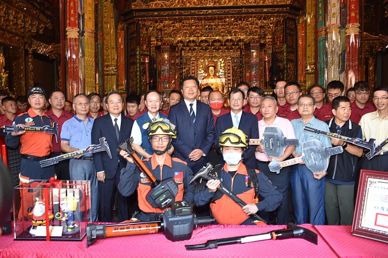 臺北市艋舺龍山寺秉持著觀世音菩薩「保境佑民、澤被黎庶」的精神，長期參與各項社會公益，113年8月2日上午10時30分於龍山寺圓通寶殿（臺北市萬華區廣州街211號）捐贈電動油壓門鎖頂開器8套及油壓破門器30套 (總金額760萬)予新北市政府。