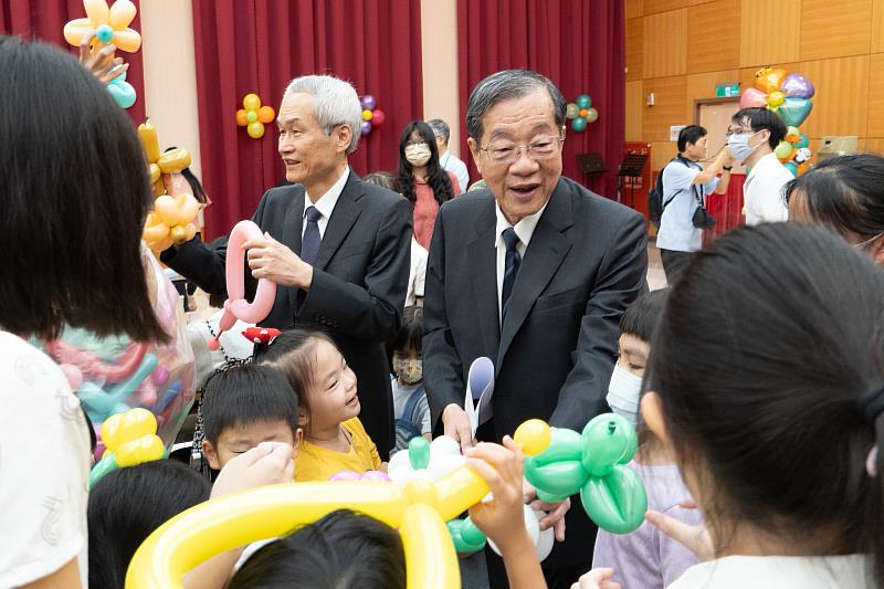 考試院舉辦家庭日活動，黃榮村院長與周弘憲副院長與現場小朋友互動同樂。圖2／考試院提供