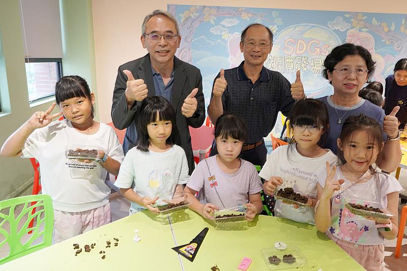 村上國小黃宏田校長(後排左一)帶領學生參訪大葉大學SDGs場域