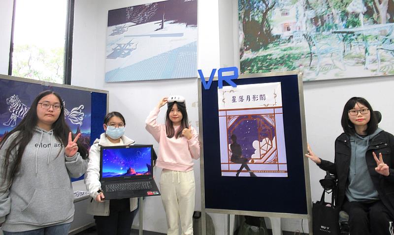 中語系學生畢製作品結合AI技術和手繪星空圖，再搭配VR眼鏡，讓參展人員感受到星空就在自己眼前