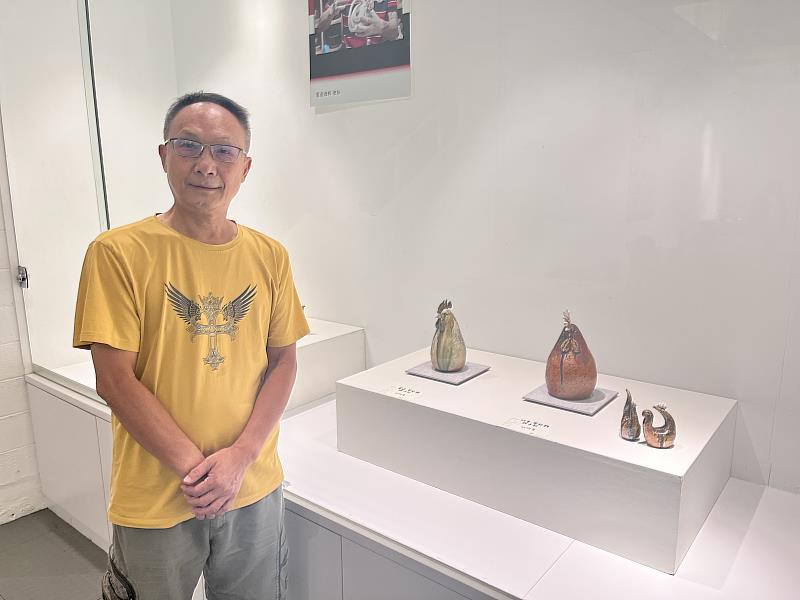 陶藝家謝志銘帶來百餘件作品，以手擠坯雕塑及手捏陶柴燒茶器為主，歡迎大家蒞臨欣賞。