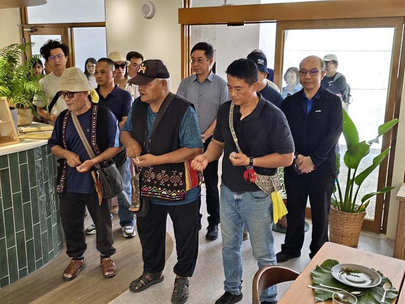 卡大地布部落拉罕為概念店開幕祈福