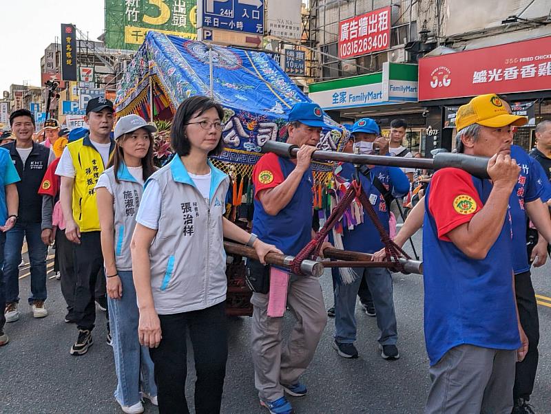 張治祥秘書長與施淑婷處長扶陰陽司公神轎。