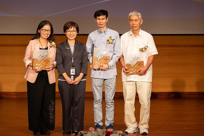 客語文學創作獎由臺文館長陳瑩芳贈獎（左2），與新詩得主邱湘雲（左1）、散文得主何志明（右2）、小說得主吳餘鎬（右1）一起合影。