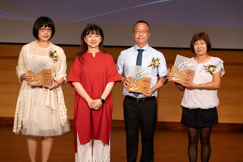 台語文學創作獎由文化部政務次長李靜慧贈獎（左2），與新詩得主林秀蓉（左1）、散文得主林肯輝（右2）、小說得主魏崇益母親邱美雲（右1）一起合影。