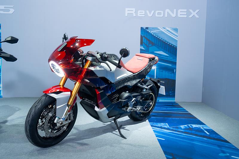 電車性能之王！KYMCO RevoNEX開創前所未見的純電街跑視野