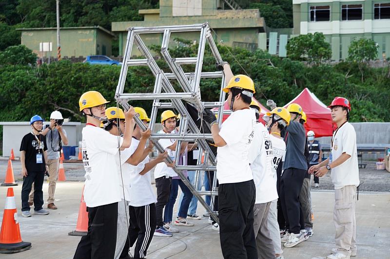 淡江大學「太空科技實驗室」團隊執行火箭組裝任務。（圖／太空中心提供）（圖／太空中心提供）