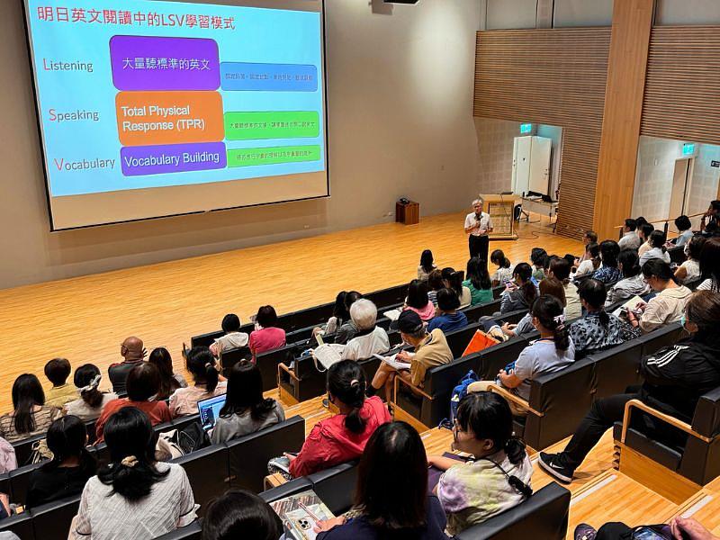 國立中央大學學習與教學研究所暨中華明日閱讀協會理事長張立杰教授，同時也是明日英文閱讀計畫主持人，在活動現場分享明日英文閱讀推動實務經驗。