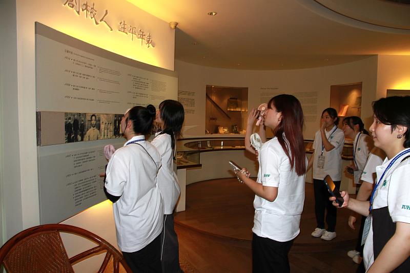 日本國際醫療福祉大學學生認真參觀元培校史館