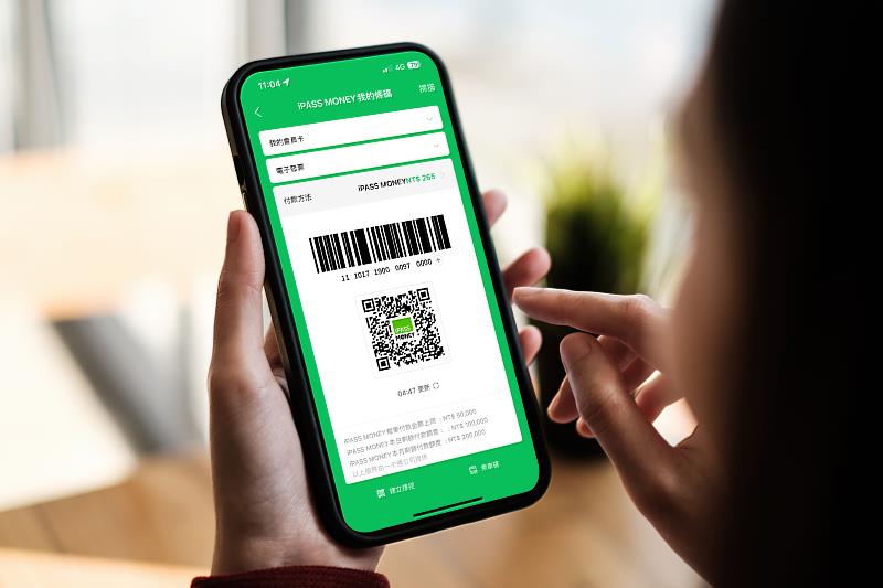 圖說: 台中銀行為持續提供客戶多樣且便捷的電子支付選擇，已與多家支付業者串連，8月再推出一卡通iPASS MONEY連結帳戶儲值消費服務。 圖片提供/台中銀行