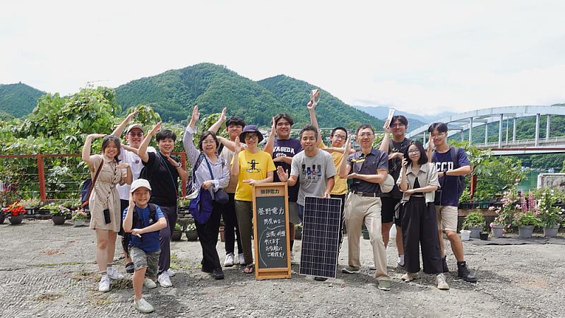 同時參觀當地社區「藤野電力」的特色「可以移動的光電板」，並在藤野電力主理人的帶領下，親手組裝了小型光電板，深刻認識在社區中展現科技與永續結合的魅力。