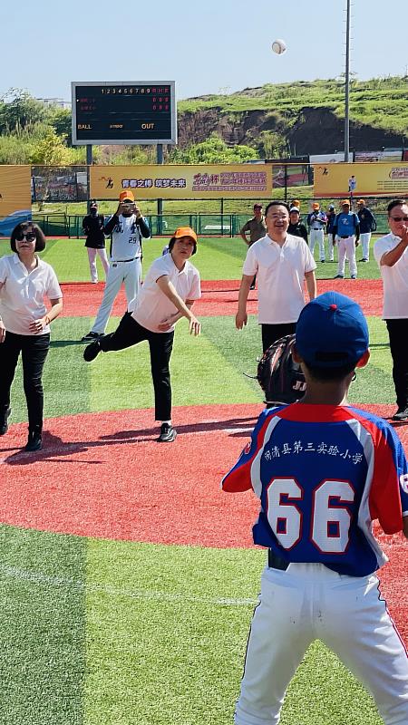 東森盃海峽兩岸棒球邀請賽6日開幕 饒慶鈴受邀開球為活動再創高峰 發揚紅葉精神