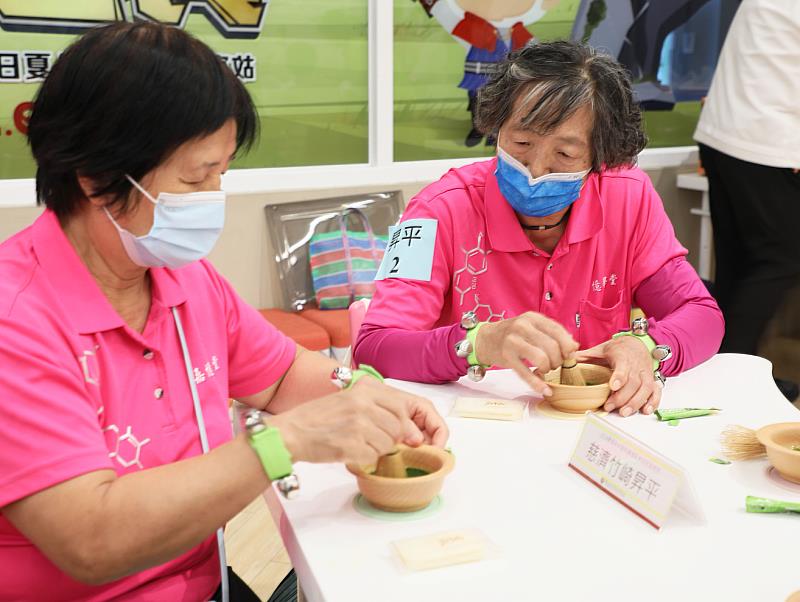 長輩遊故宮認識藝術兼顧健康 翁縣長與長輩共同品茶