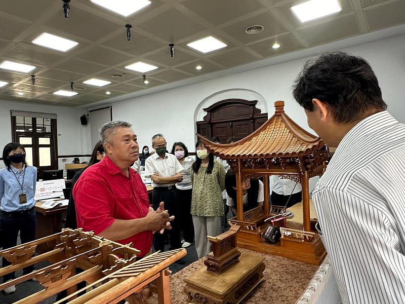 莊傳興藝師說明小木作保存技術