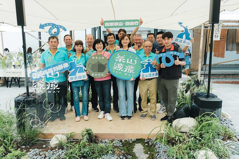 文化局藉由藝文館舍與地方共好，攜手區公所及在地團隊。今年「茶山繚療」與坪林在地產業的茶青茶農商圈等團隊合作，提供各種茶山生活體驗行程，同時串聯坪林區公所季節限定的賞螢活動。