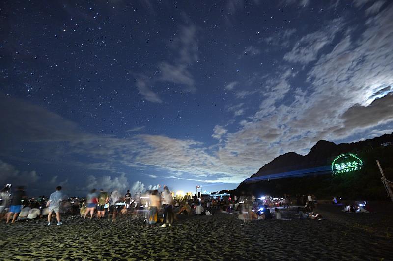 今年唯一英仙座流星雨音樂會在台東 最美星空東河場8/11陪大家一同聽浪、數星星(照片臺東縣政府提供)