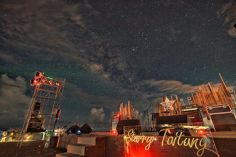 今年唯一英仙座流星雨音樂會在台東 最美星空東河場8/11陪大家一同聽浪、數星星(照片臺東縣政府提供)