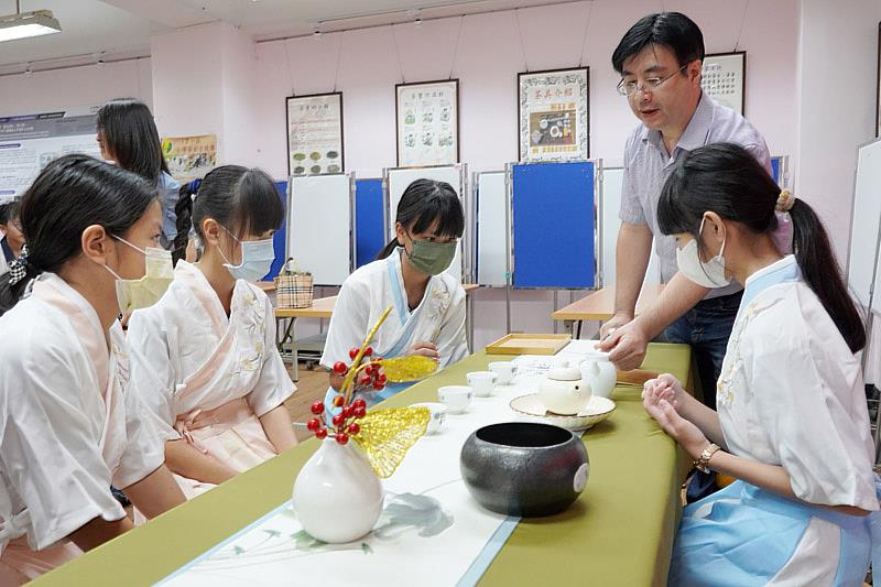 大葉大學藥保系教鹿鳴國中學生茶藝