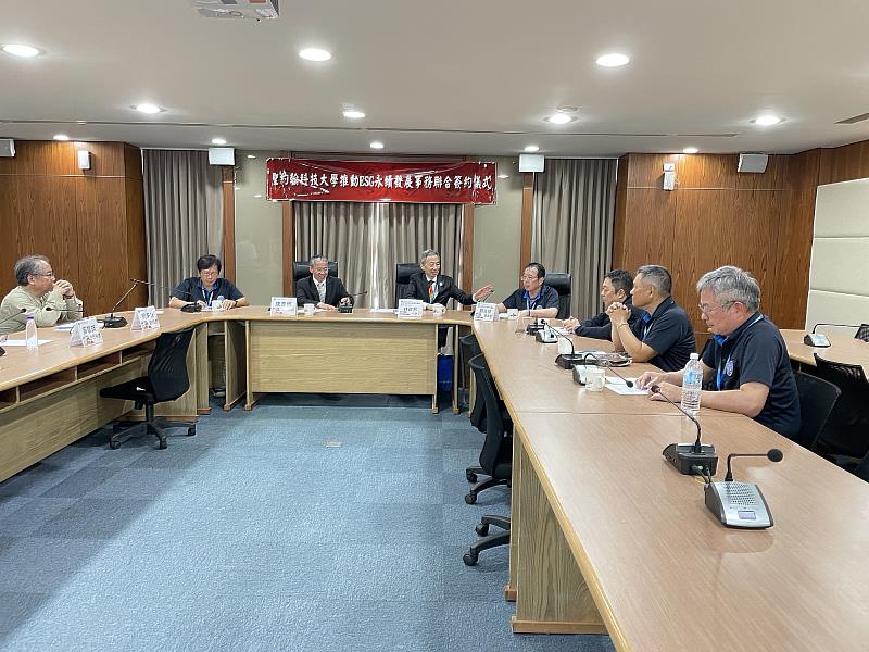 林政邦董事長(左四)表示,2050淨零系列課程將針對校友及其企業提供最完善的資訊與解決方案建議,希望創造校友與母校共贏的目標。
