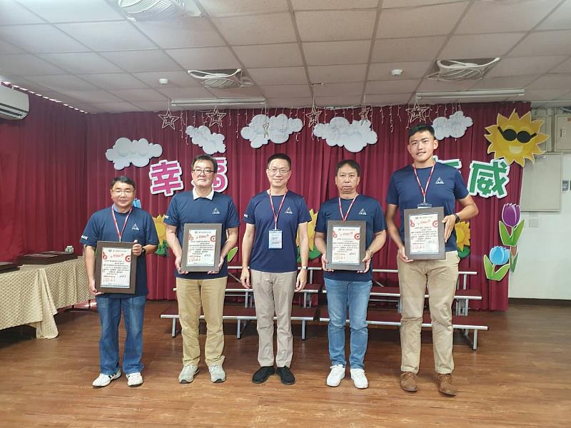 高科大營建系「角映義築」的工程服務邁入第九個年頭,團隊足跡遍布台東、台南、高雄桃源、茂林、多納及那瑪夏等偏鄉,除營建系學生每年參與實作之外,也結合眾多校友支持義築善舉。圖中為「U can do it! 高雄山都心永續藍圖」計畫主持人林建良教授;圖左一為現任高科大校友會總會長、華洲營造股份有限公司董事長譚本榮;圖左二為立竑預伴股份有限公司董事長楊芳銘;圖右二為啓丞營造有限公司負責人王文宗;圖右一為鑫鑫工程有限公司工程師許瑋升。