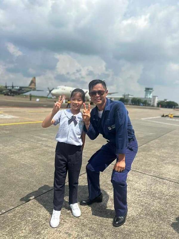 學生杜曼蓉與自屏東空軍基地前來支援的爸爸在嘉義空軍地基相遇