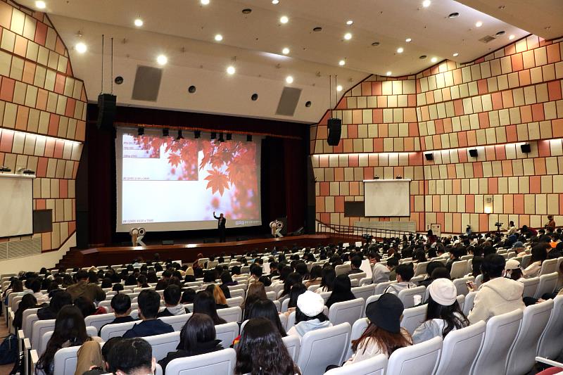 世新大學為社區舉辦8K電影同歡會，落實社會責任及推廣科普知識。（世新大學提供）