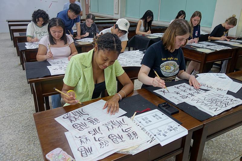 南大向佛羅里達大學學生展現書法藝術的獨特魅力