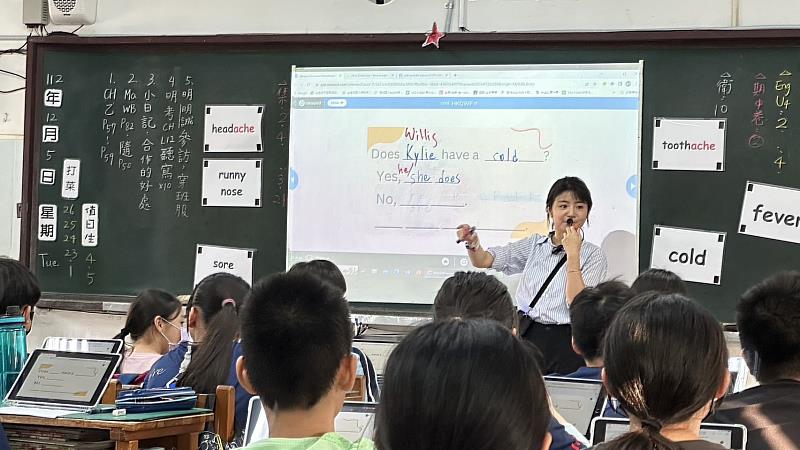 文藻外大師資生鄭凱齡同時考取新北市、新竹市英語教師，為新北市英語文科教師榜首。透過多元課程設計，啟發國小學生學習動力。