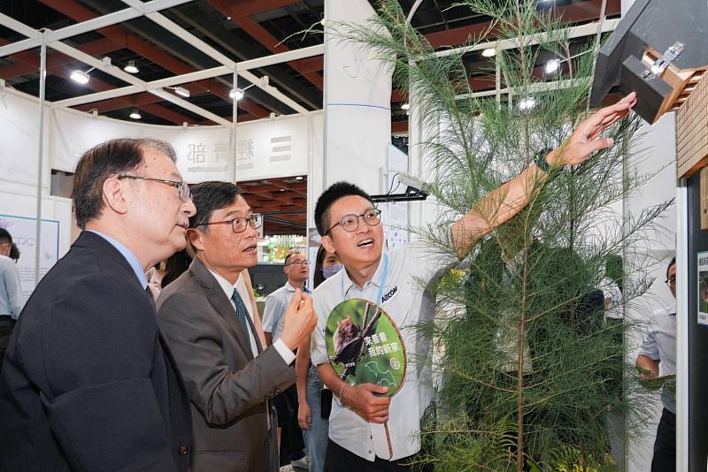 現場也有如迷你森林，以原生木麻黃植栽及蝙蝠巢箱復刻雲林台西風場蝙蝠棲地。圖左為台電副總經理蔡志孟、經濟部政務次長陳正祺。